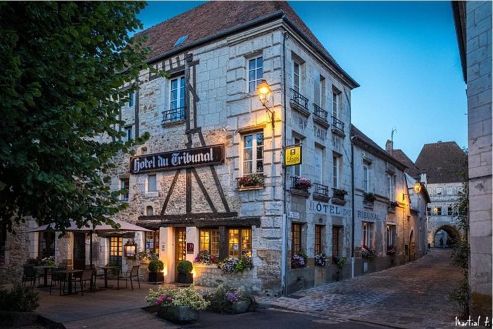 Logis - Hotel & Restaurant Du Tribunal Mortagne-au-Perche Exterior foto